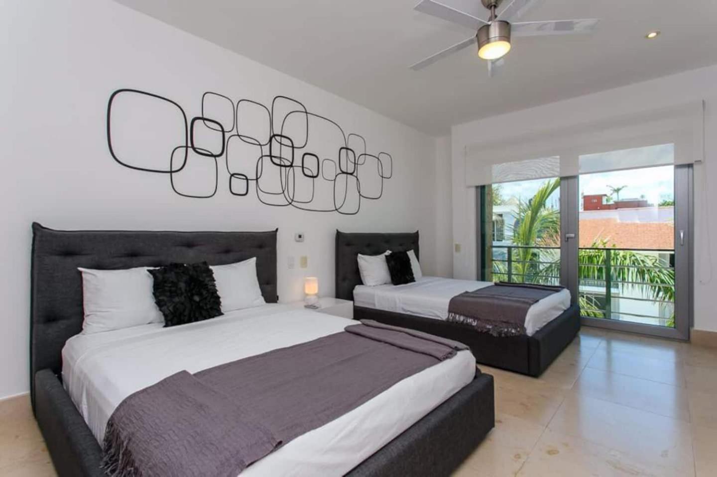 Luxurious & Central Condo In Playa Steps From The Beach Playa del Carmen Room photo